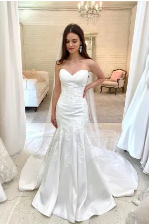 Backless Appliques Satin Bridal Gown with Sweetheart Neck