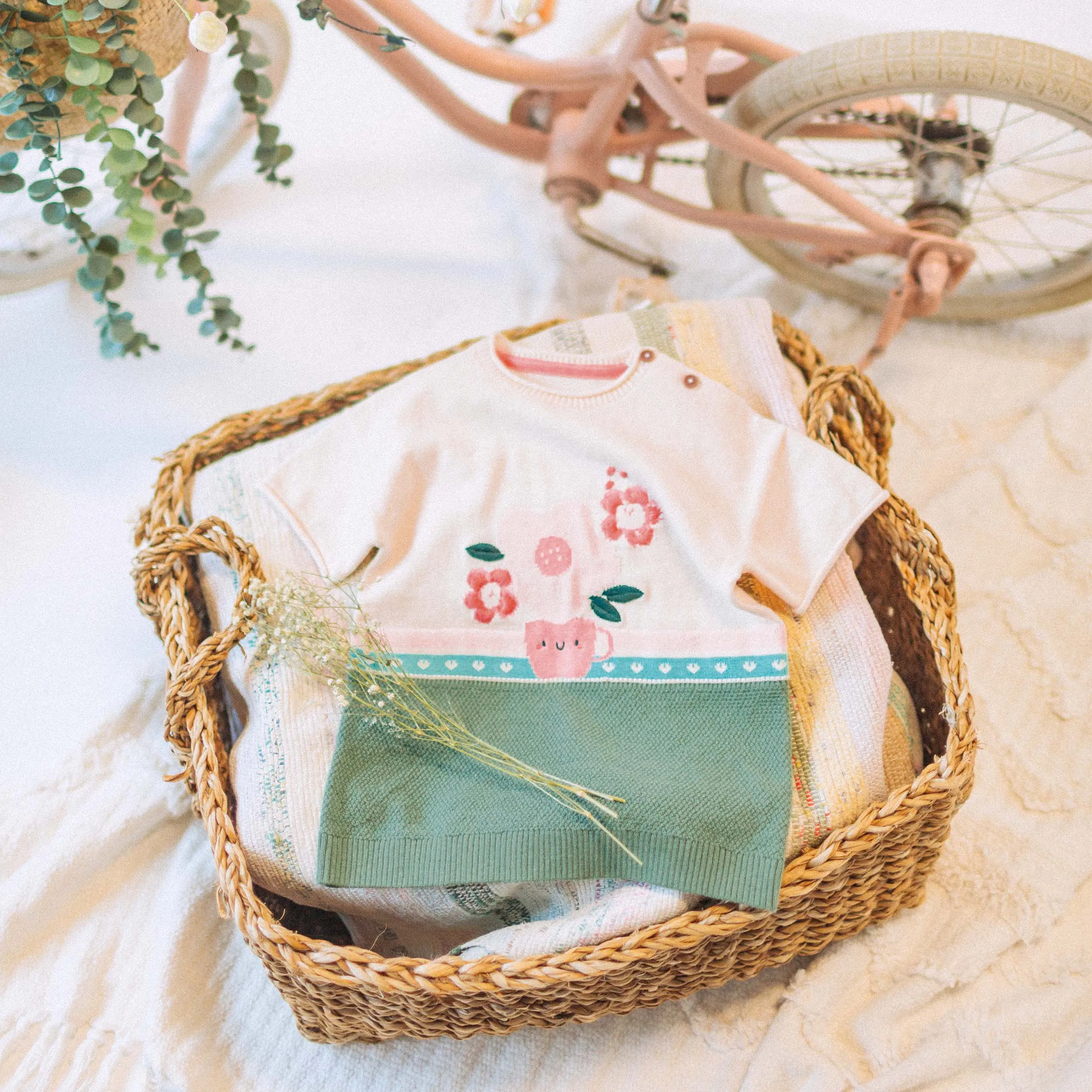 Robe de maille à manches courtes vert, crème et corail motif jacquard floral, bébé || Green, cream and coral floral jacquard short sleeve knit dress, baby