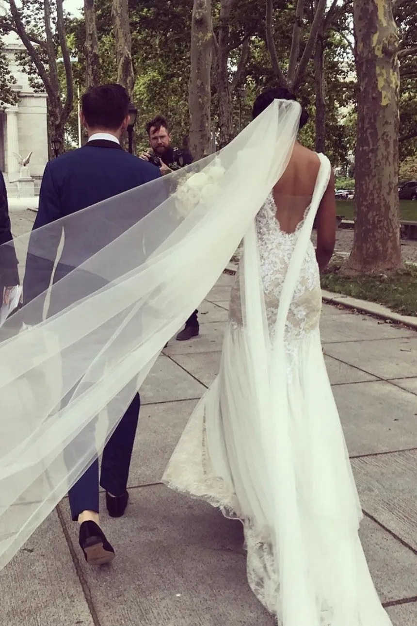 Sleeveless Lace Appliqued Sheath Bridal Dresses 2020